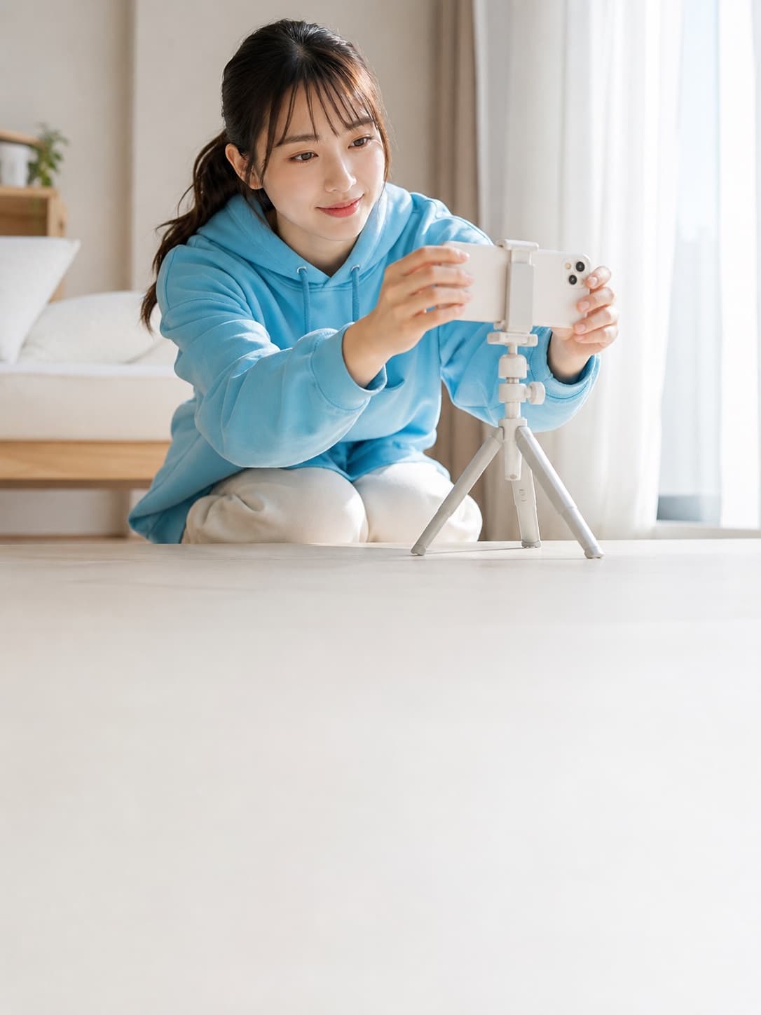 自宅で三脚のスマートフォンをセットする学生クリエイター